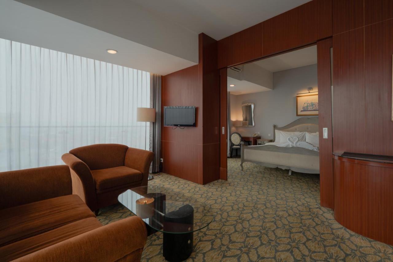 The Capital Hotel Surabaya Kültér fotó