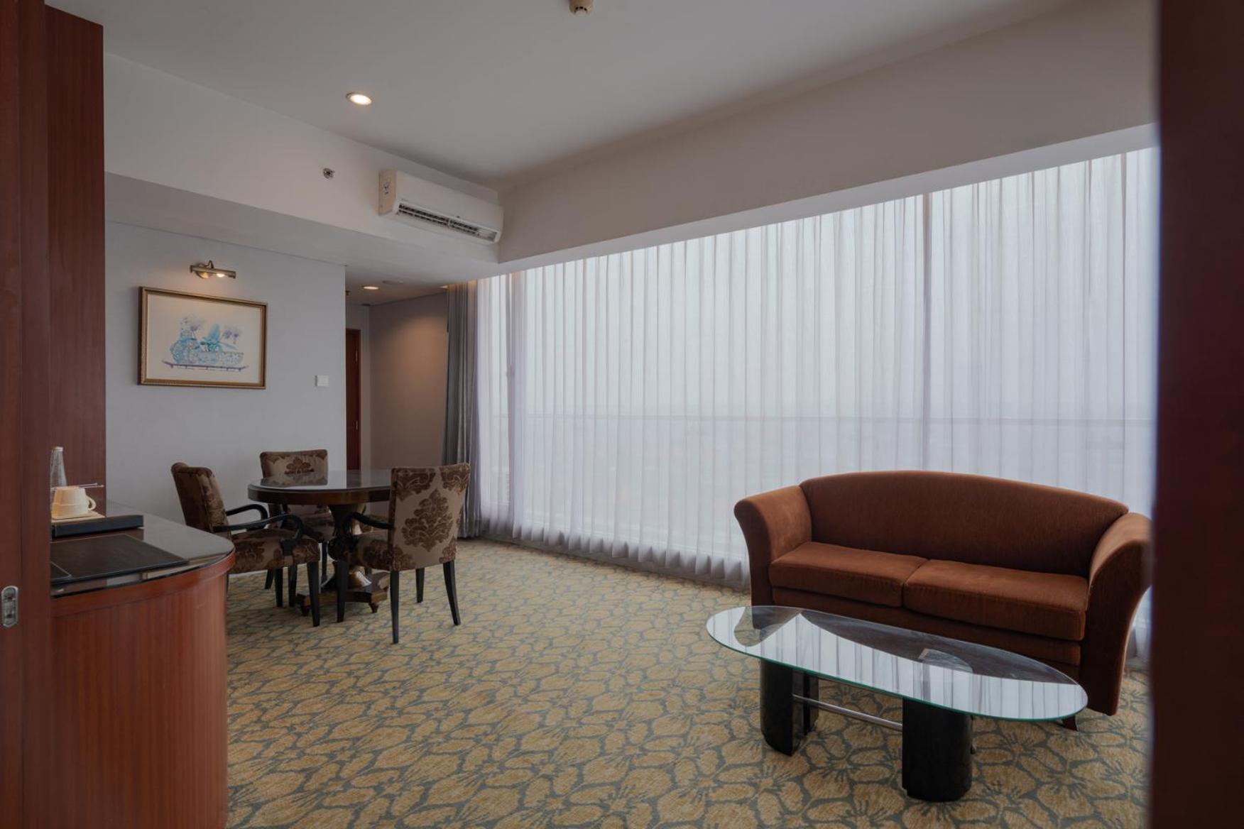 The Capital Hotel Surabaya Kültér fotó