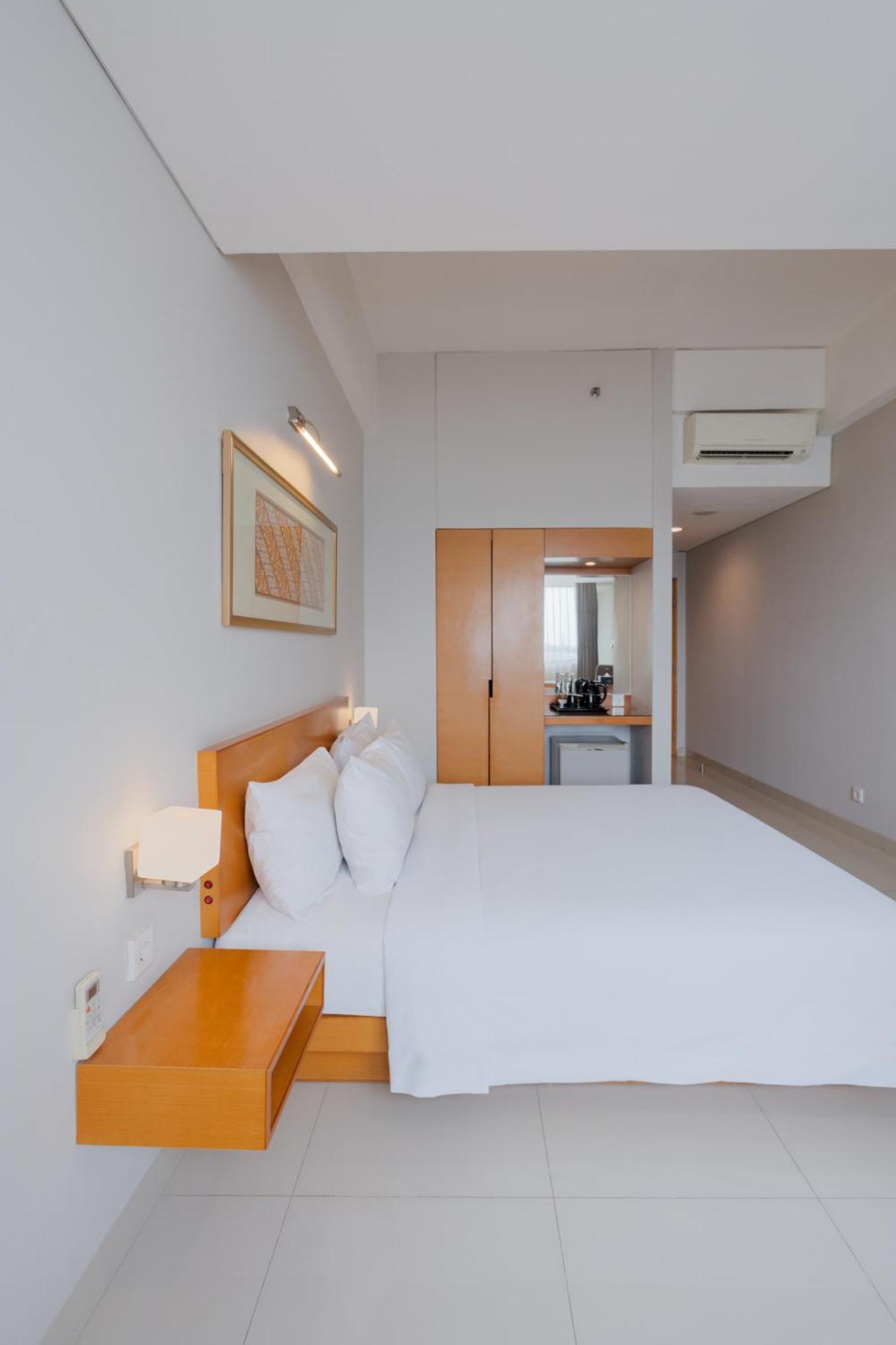 The Capital Hotel Surabaya Kültér fotó
