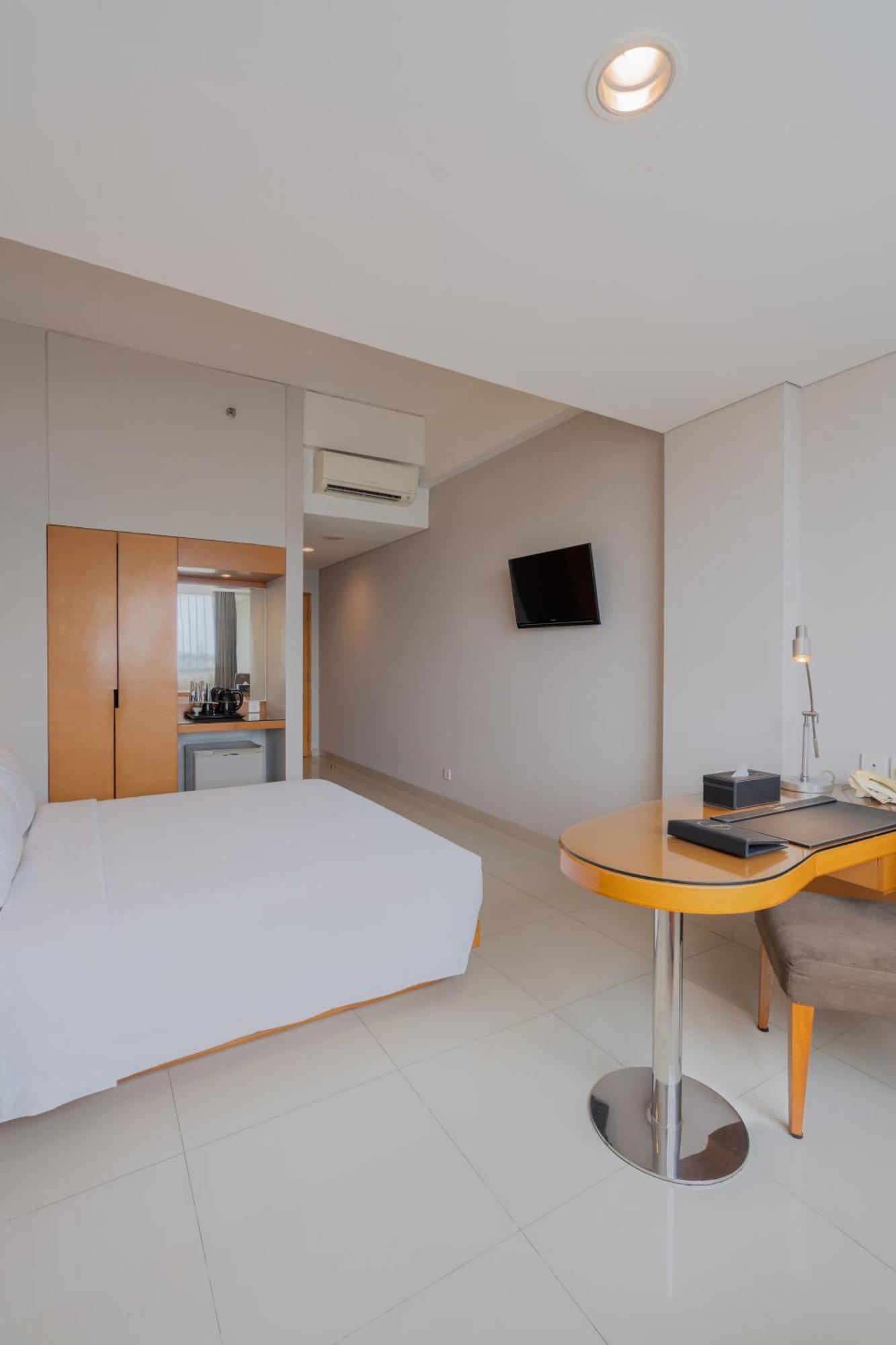 The Capital Hotel Surabaya Kültér fotó